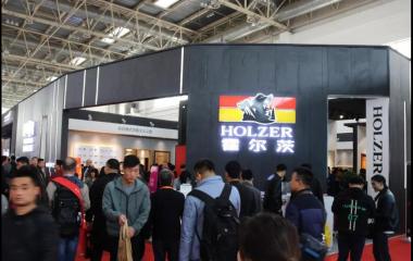 引领生态品质升级，霍尔茨木门首发配套居室阻燃门！