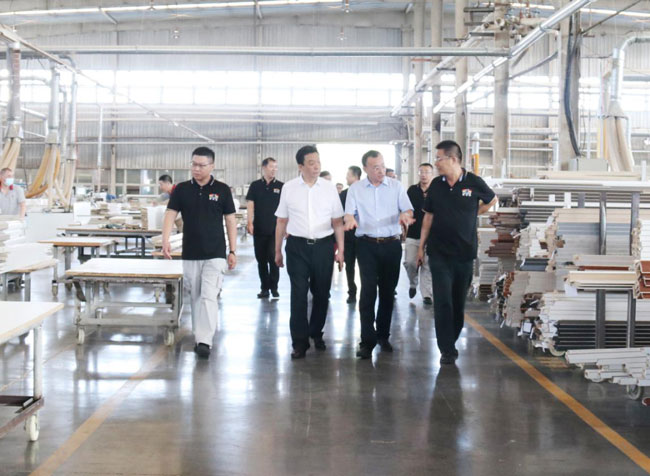 吉林森工集团党委书记、董事长王树平 莅临飞艇官方网站调研指导工作